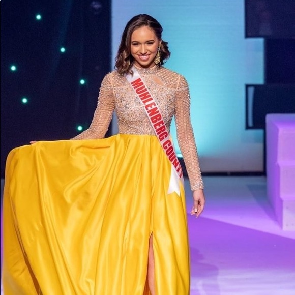 Ashley Lauren Couture - Picture 1 of 2